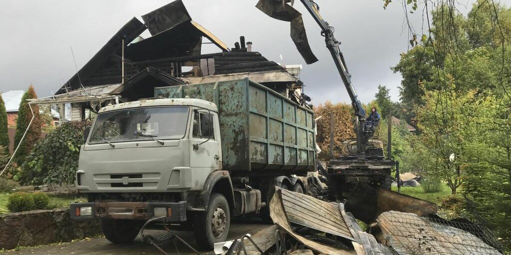 Вывоз мусора после пожара с утилизацией в Серпухове в октябре
