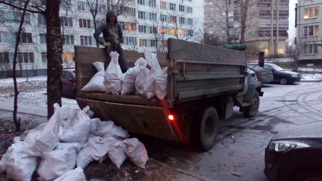 Вывоз мусора в мешках в Серпухове в октябре