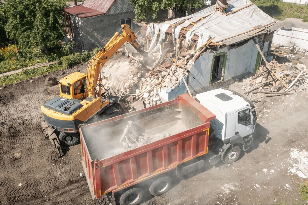 Вывоз мусора после сноса зданий с выездом в Серпухове в октябре