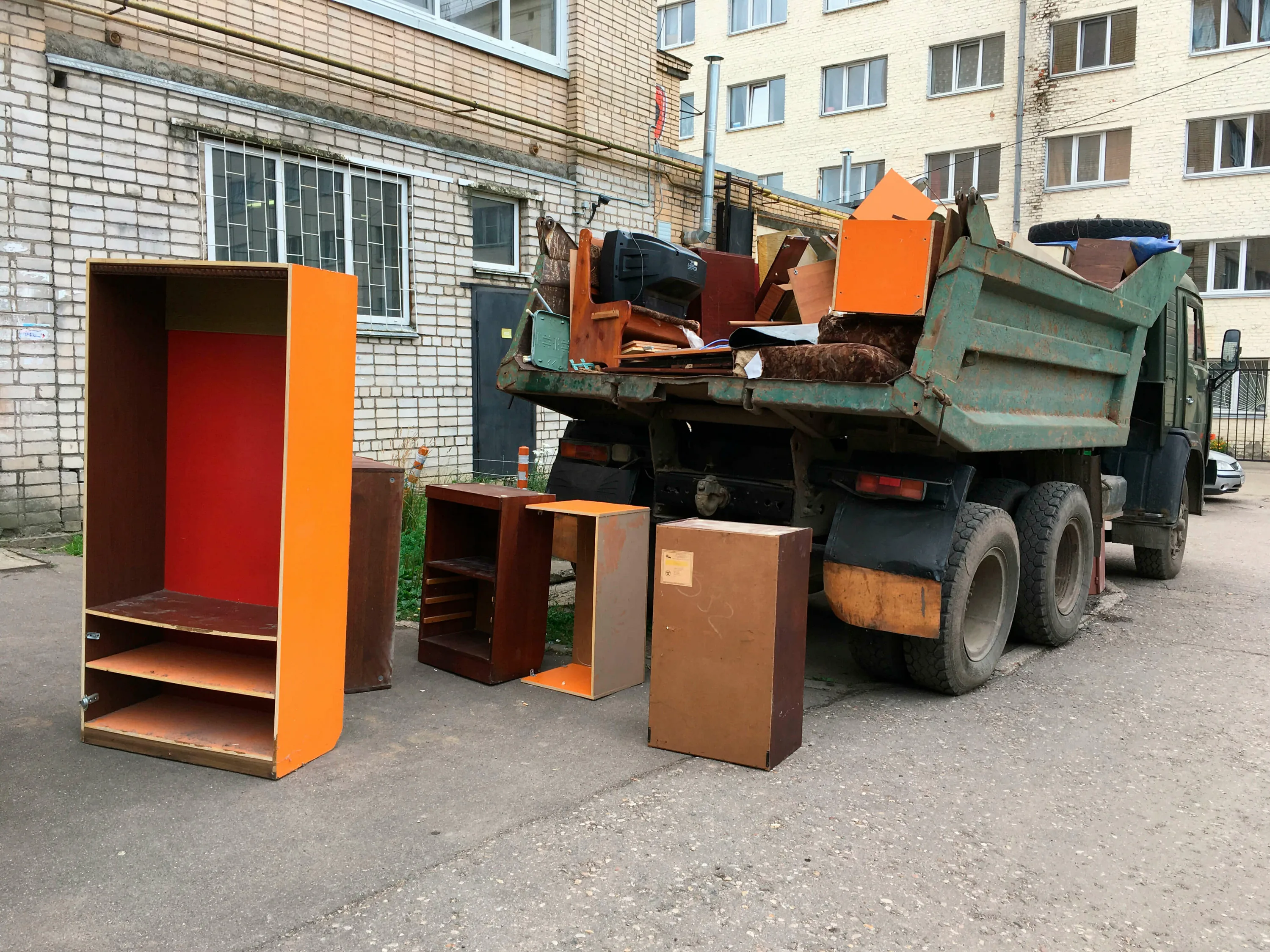 Утилизация старой мебели с вывозом и разбором в Серпухове в октябре