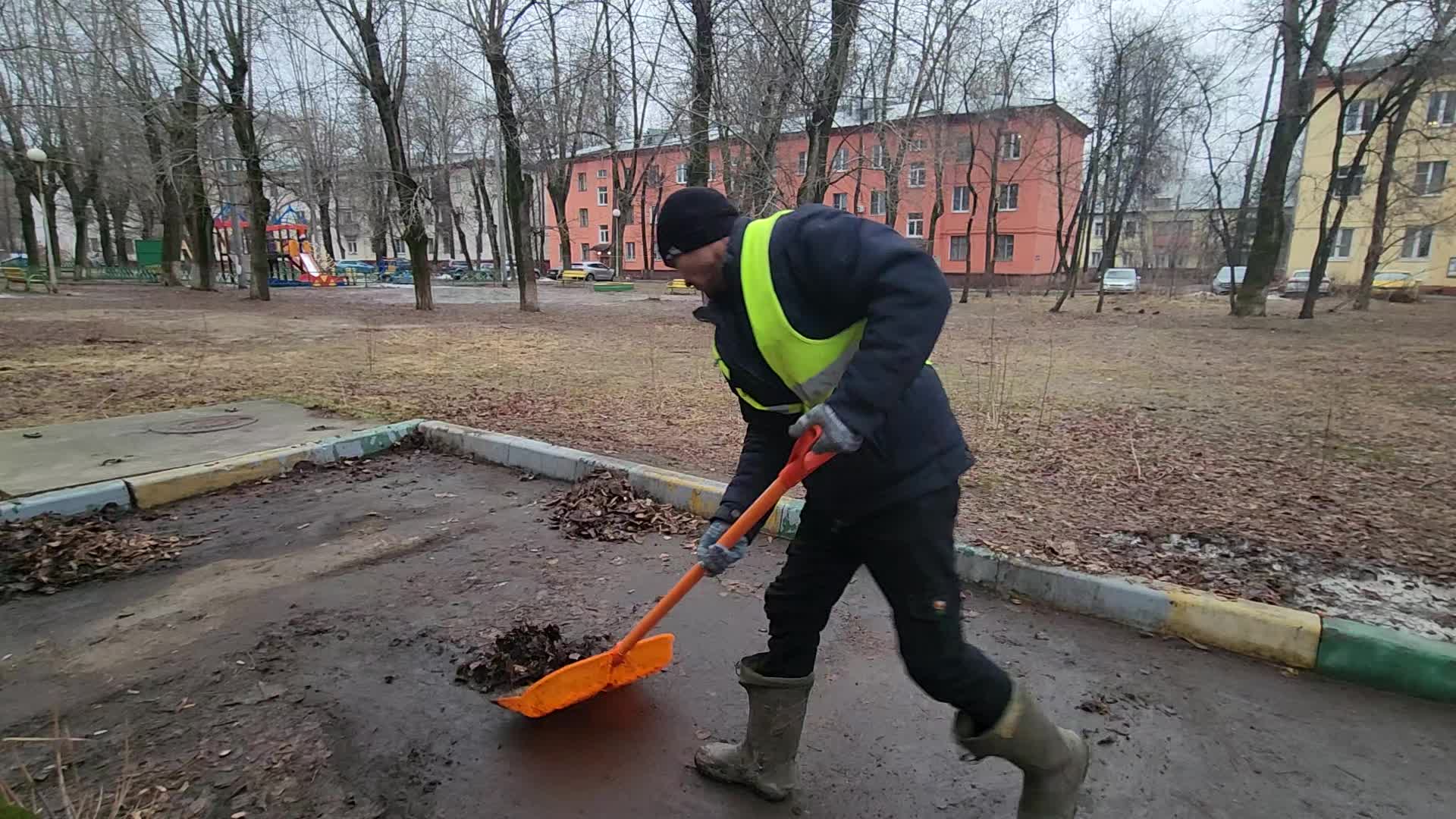 Уборка территорий в Серпухове в октябре