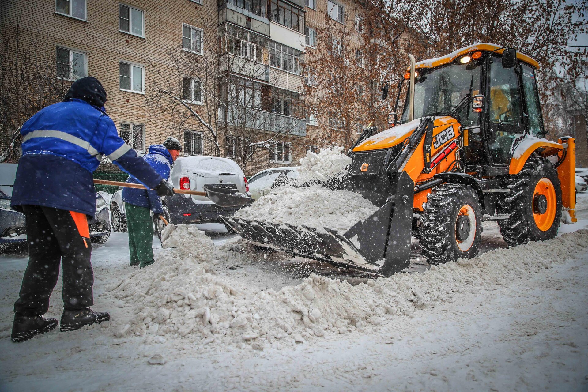 Очистка дворов от снега и наледи в Серпухове — уборка снега, трактор и ручная, цены от 508 руб. | ПроМусор