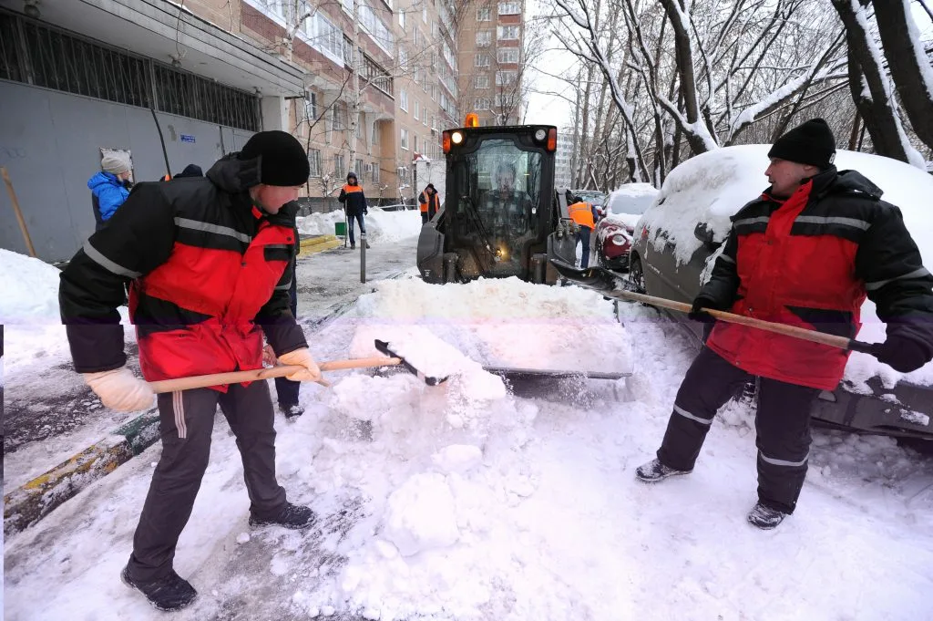 Очистка дворов от снега с гарантией результата в Серпухове в октябре